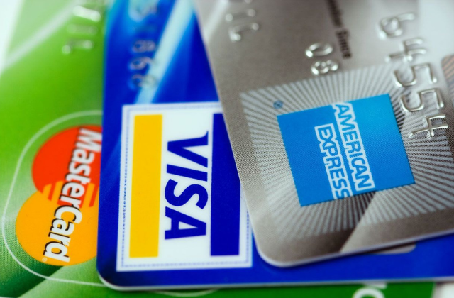 บัตรเครดิต VISA และ MasterCard แตกต่างกันอย่างไร: เปรียบเทียบสองยักษ์ใหญ่ของโลกการเงิน